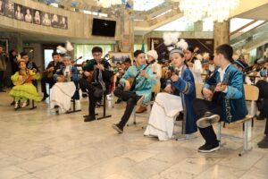 Наурызнама в Алматы: 200 юных домбристов исполнили кюи в День культуры и национальных традиций