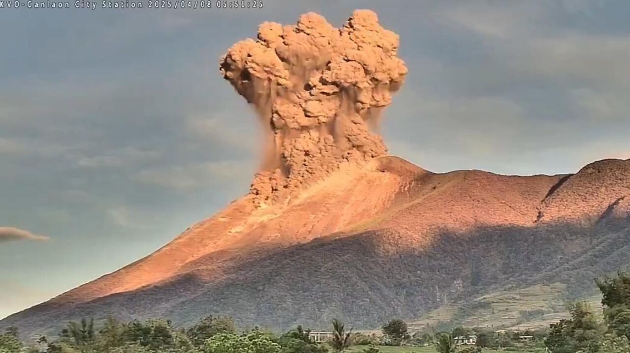 На Филиппинах вулкан Канлаон выбросил столб пепла