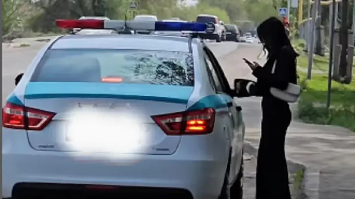 В Таразе избили депутата, снявшего полицейских на видео