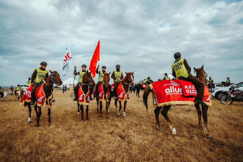 В 500-километровой байге победили всадники на костанайских скакунах