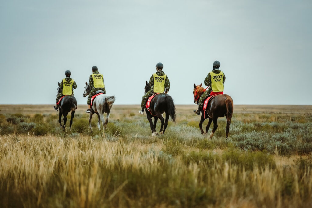 В 500-километровой байге победили всадники на костанайских скакунах