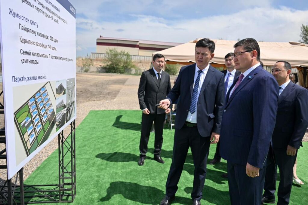 В Семее началось строительство индустриального парка по производству чипов и электронных устройств