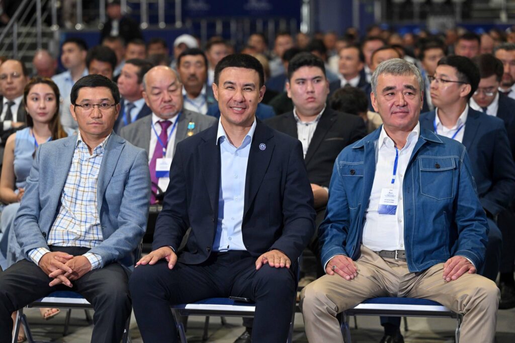 В Семее стартовал инвестиционный форум «Туған жерге туыңды тік» 4 В Семее стартовал инвестиционный форум «Туған жерге туыңды тік»