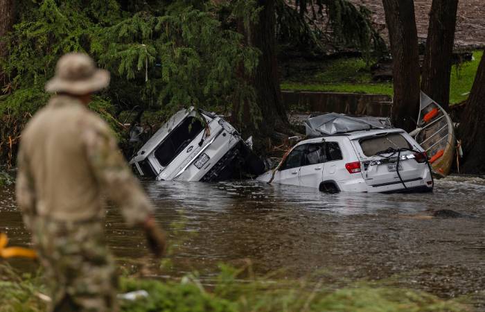 Число жертв наводнения в Техасе достигло 104 человек
