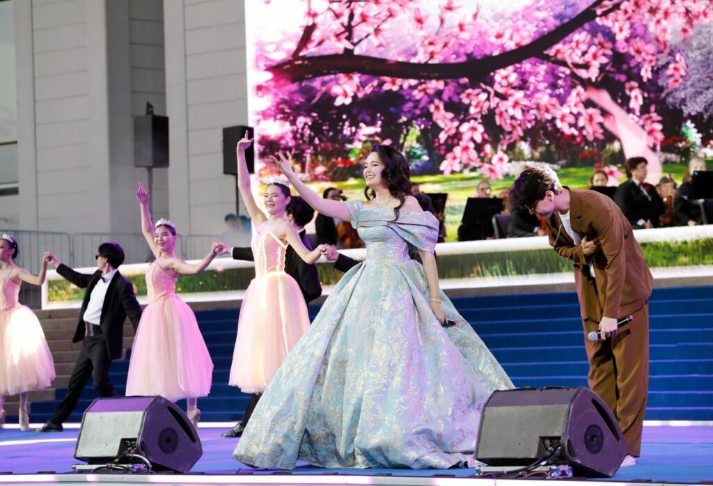 В Алматы более 10 тысяч зрителей собрались на праздничный концерт в честь Дня Конституции 5 В Алматы более 10 тысяч зрителей собрались на праздничный концерт в честь Дня Конституции