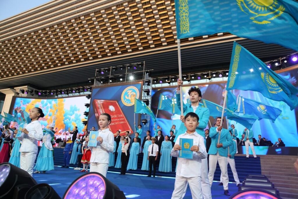 В Алматы более 10 тысяч зрителей собрались на праздничный концерт в честь Дня Конституции 4 В Алматы более 10 тысяч зрителей собрались на праздничный концерт в честь Дня Конституции
