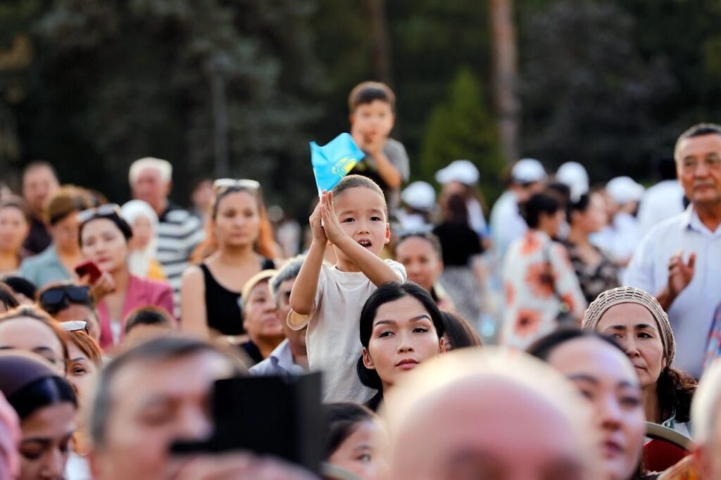 В Алматы более 10 тысяч зрителей собрались на праздничный концерт в честь Дня Конституции 2 В Алматы более 10 тысяч зрителей собрались на праздничный концерт в честь Дня Конституции