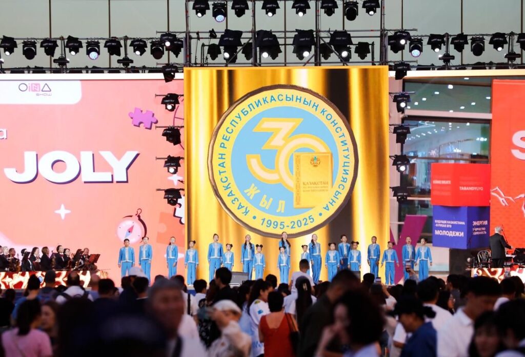 В Алматы более 10 тысяч зрителей собрались на праздничный концерт в честь Дня Конституции 6 В Алматы более 10 тысяч зрителей собрались на праздничный концерт в честь Дня Конституции