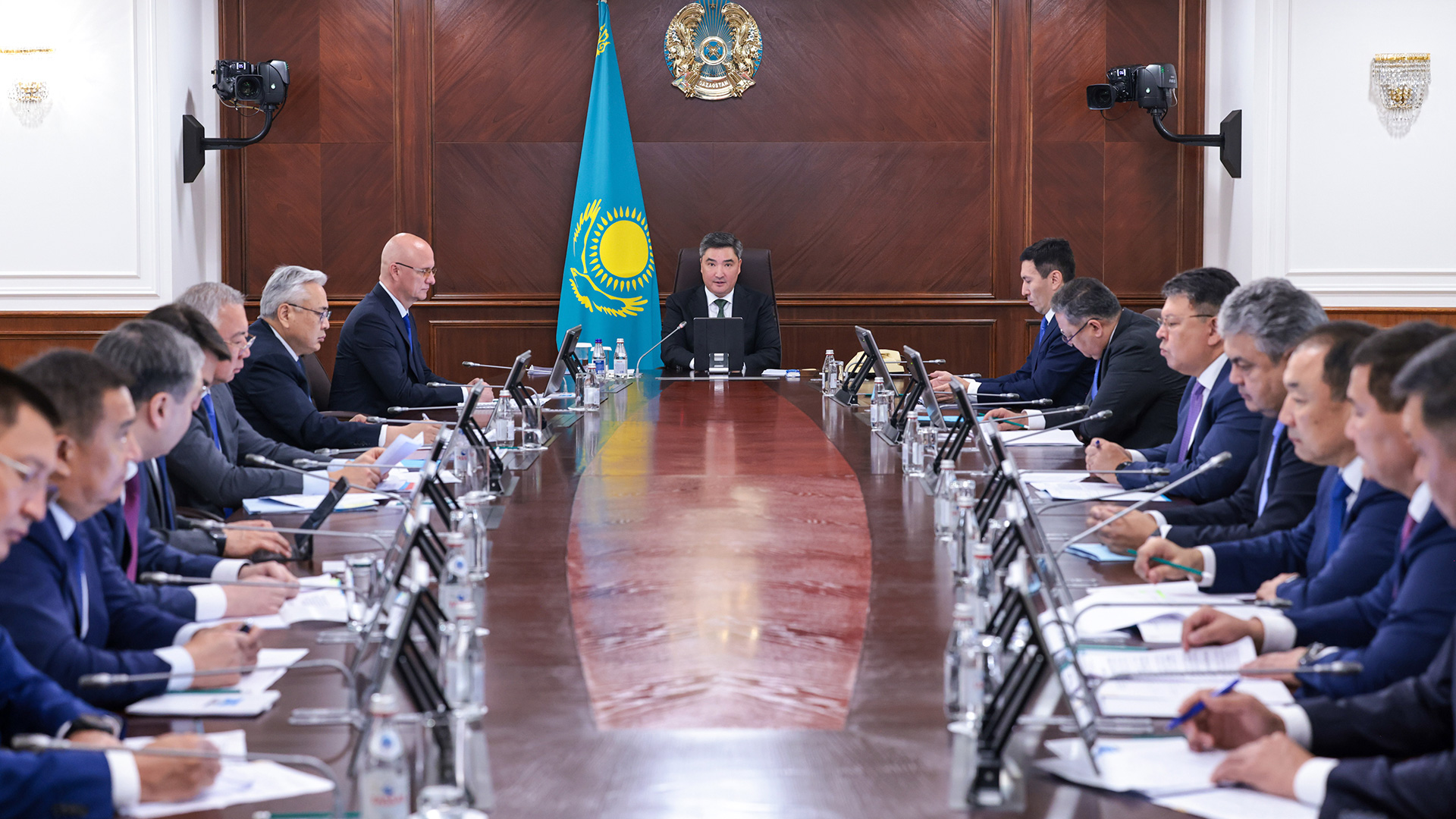 Премьер-министр поручил внедрить ИИ в железнодорожную отрасль Казахстана