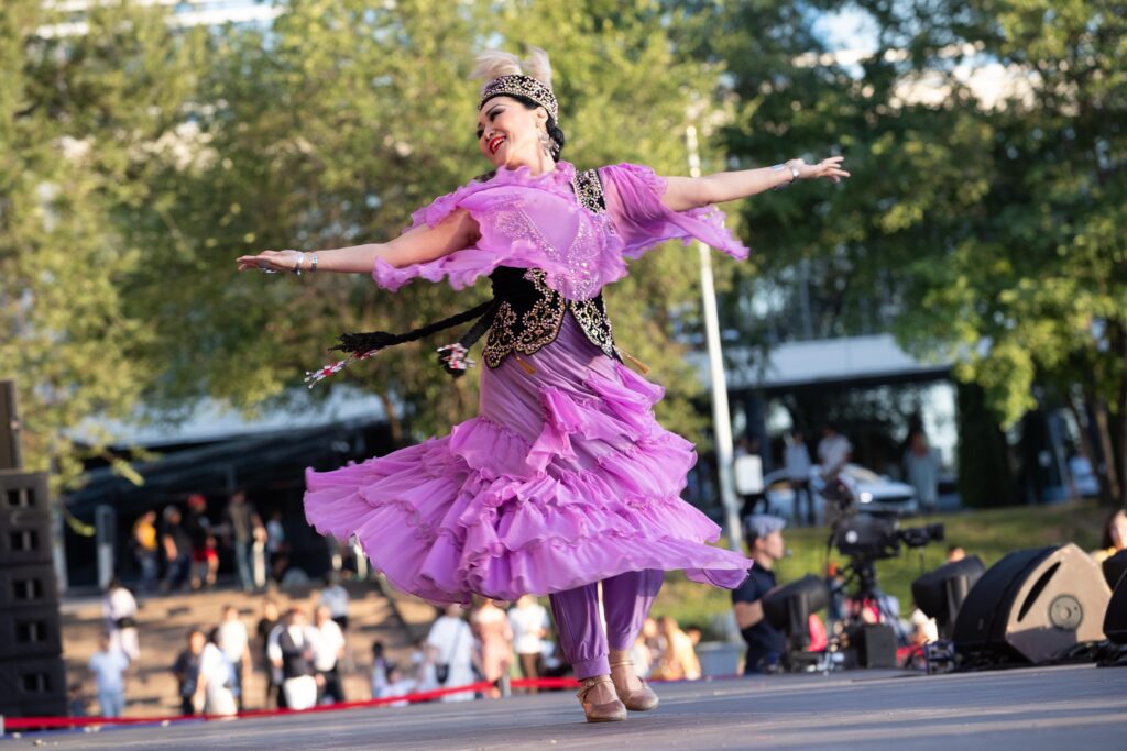 Алматы масштабно отметили Национальный день домбры