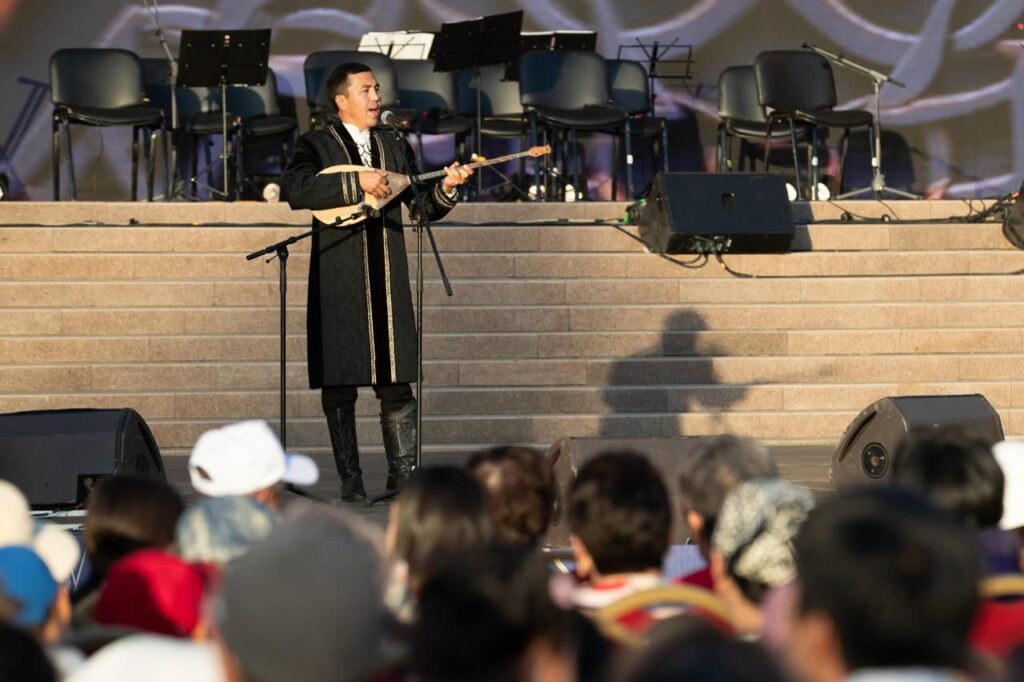 Алматы масштабно отметили Национальный день домбры