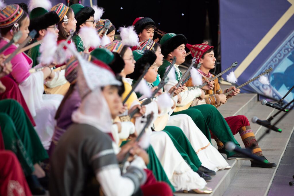 Алматы масштабно отметили Национальный день домбры