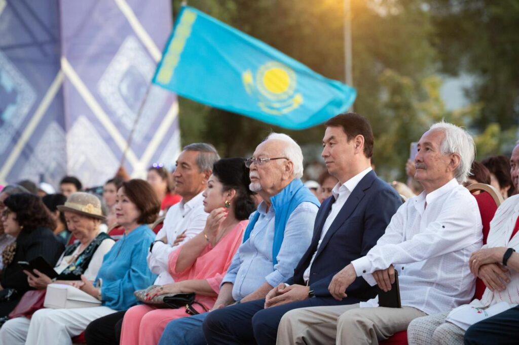 Алматы масштабно отметили Национальный день домбры