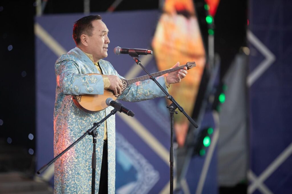 Алматы масштабно отметили Национальный день домбры