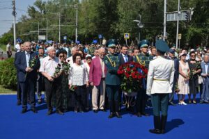 В Алматы более 5000 человек спели песни Абая и возложили цветы к его памятнику