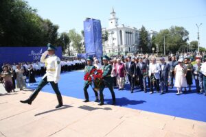 В Алматы более 5000 человек спели песни Абая и возложили цветы к его памятнику