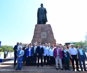 В Алматы более 5000 человек спели песни Абая и возложили цветы к его памятнику