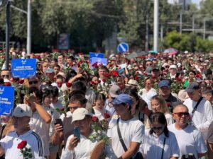 В Алматы более 5000 человек спели песни Абая и возложили цветы к его памятнику