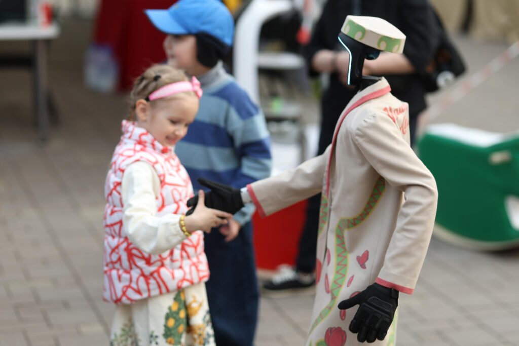 Digital Fest Almaty: роботы и технологии будущего на пешеходной улице Панфилова 3 Digital Fest Almaty: роботы и технологии будущего на пешеходной улице Панфилова