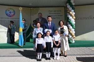 Аким Алматы поздравил школьников с Днем знаний и открыл новые школы
