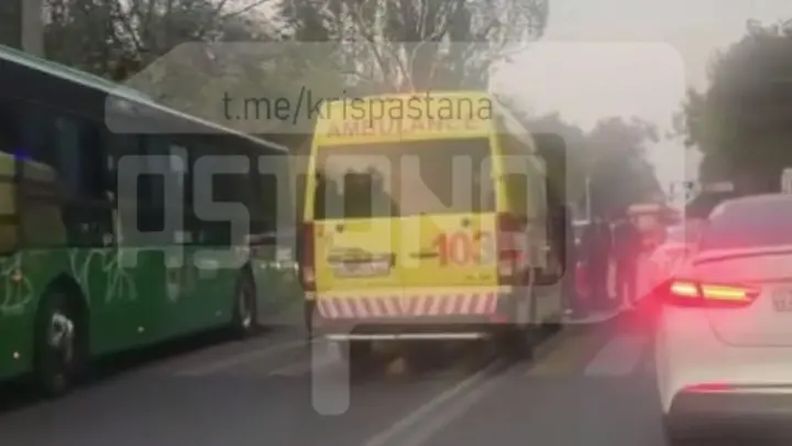 Скорая сбила подростка на пешеходном переходе в Алматы