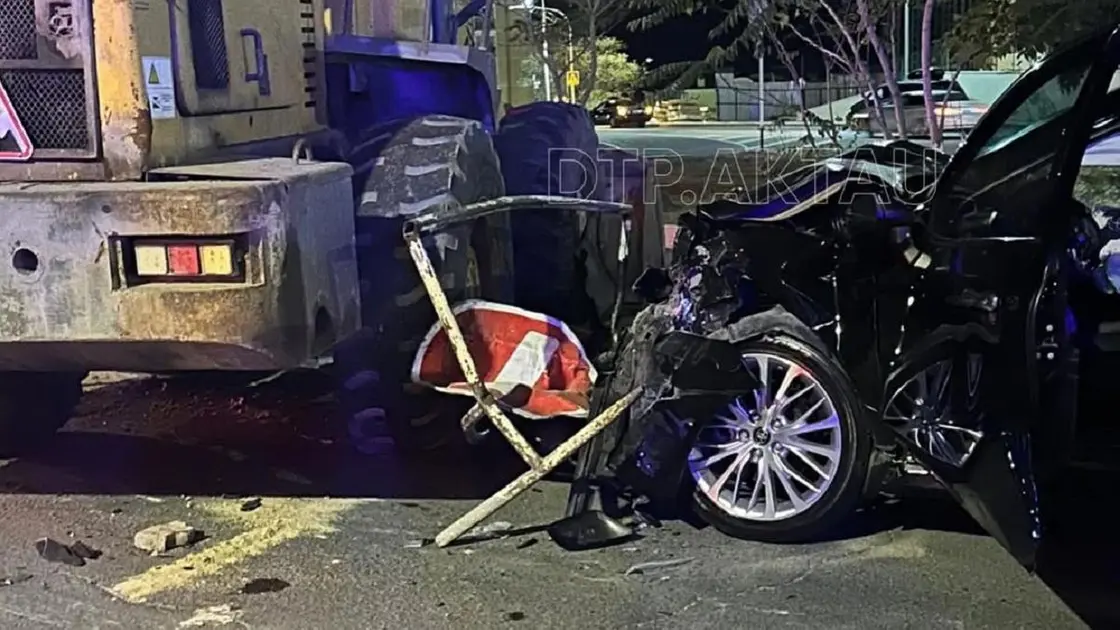 Смертельное ДТП в Актау: водитель Camry врезался в погрузчик