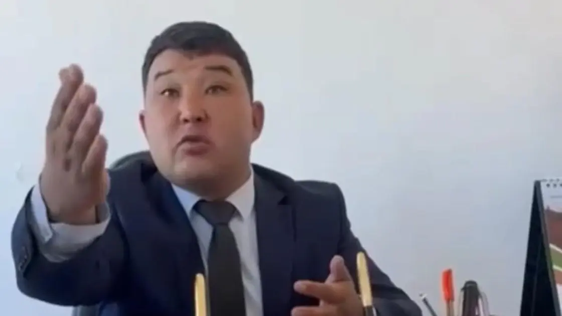 Матерился и ударил по столу: на акима из ВКО завели дело о хулиганстве