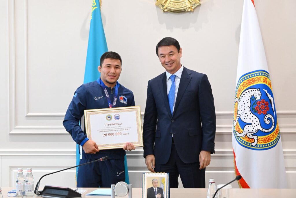 Алматинских медалисток чемпионата мира по боксу в Ливерпуле в торжественной обстановке наградил аким города 3 Алматинских медалисток чемпионата мира по боксу в Ливерпуле в торжественной обстановке наградил аким города