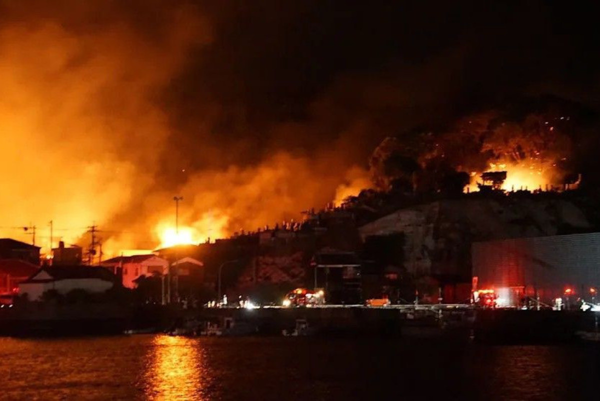 В Японии неделю не могут потушить крупный пожар