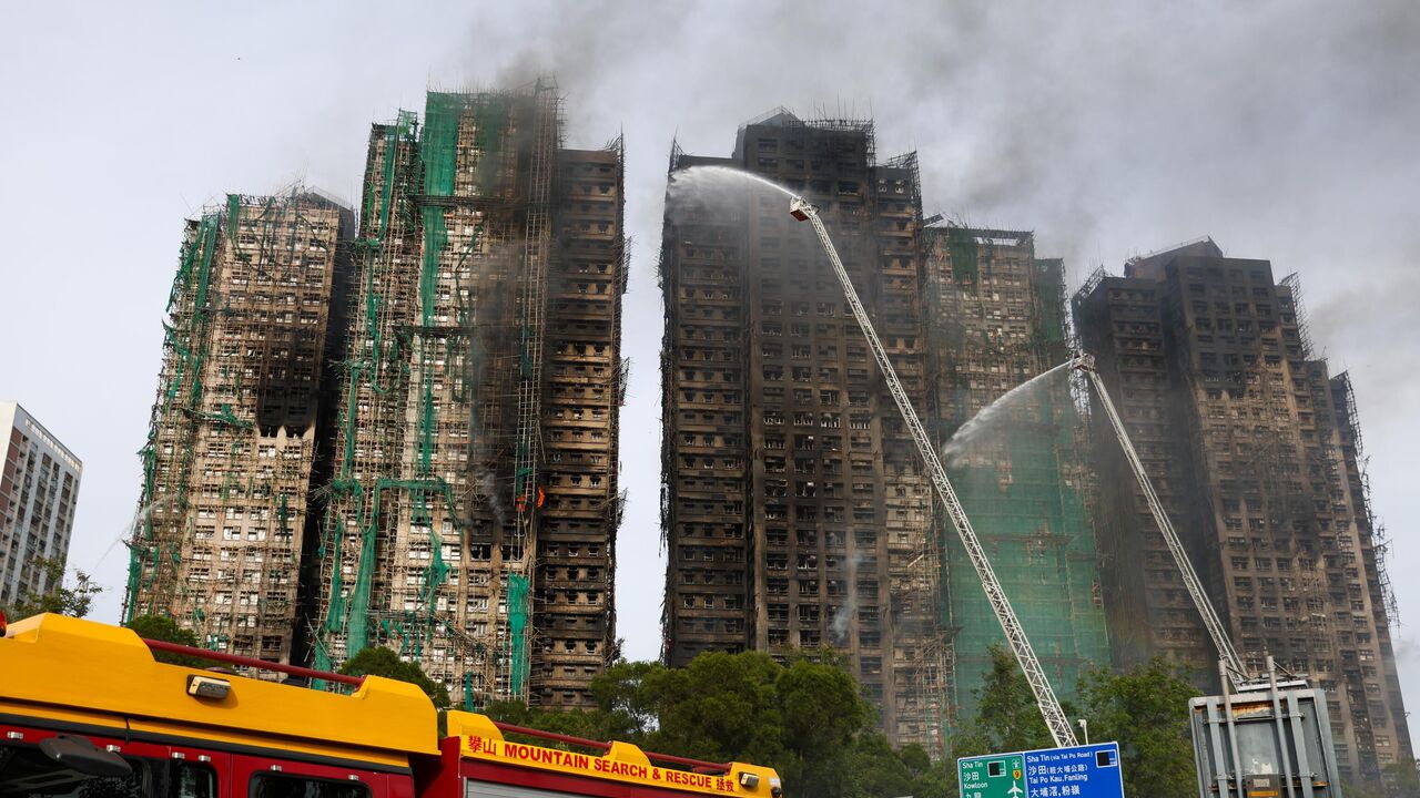Число жертв пожара в Гонконге достигло почти 100 человек