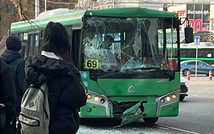 Автобусы столкнулись на остановке в Алматы: есть пострадавшие