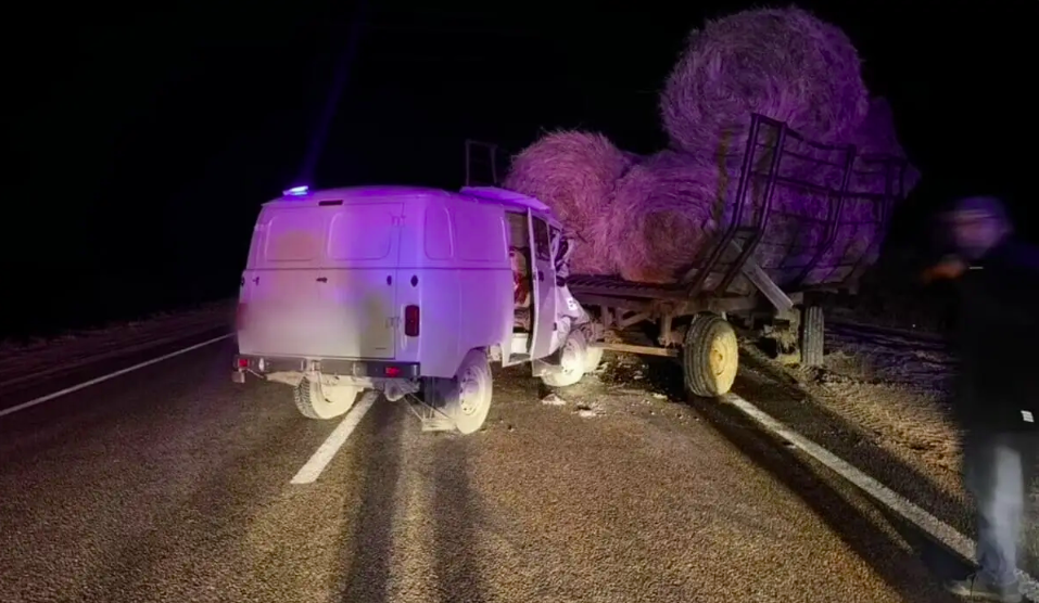 УАЗ столкнулся с трактором в Павлодарской области, погиб пассажир