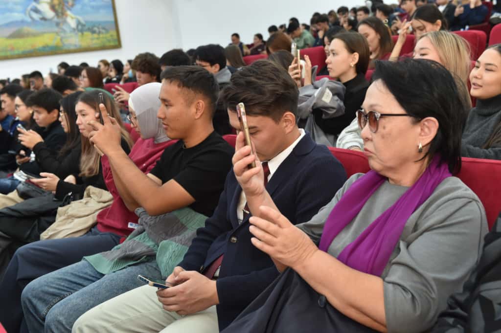 Алматинские студенты принимают участие в республиканском диктанте по финансовой безопасности