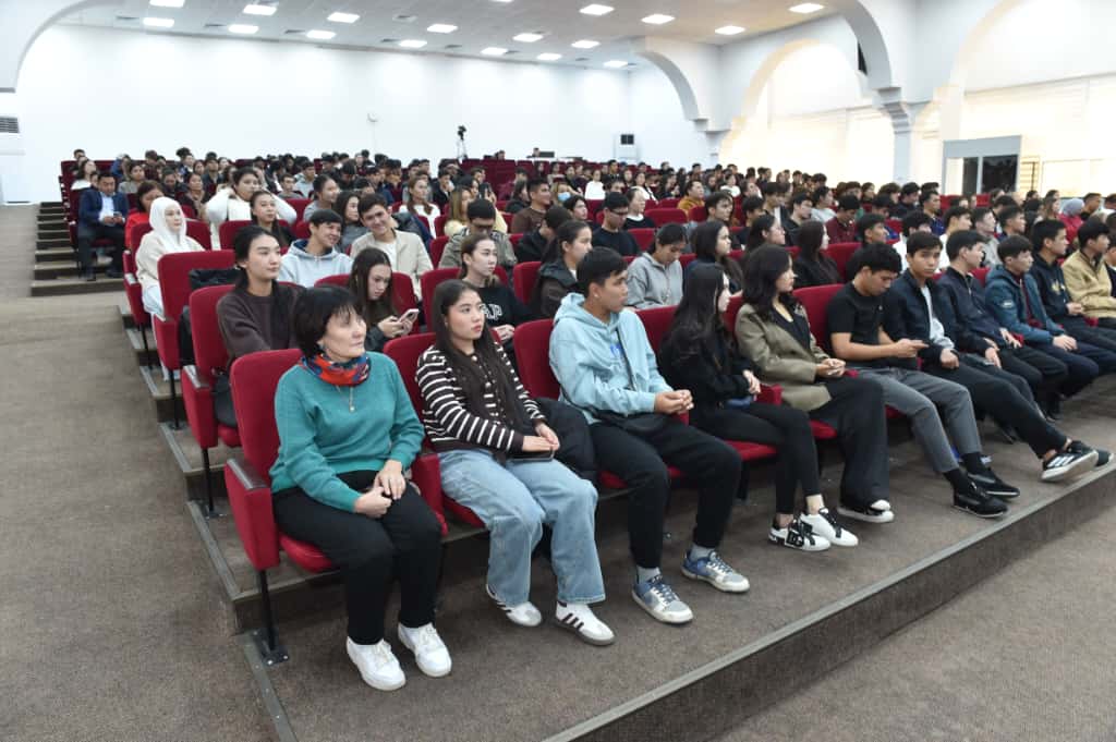 Алматинские студенты принимают участие в республиканском диктанте по финансовой безопасности