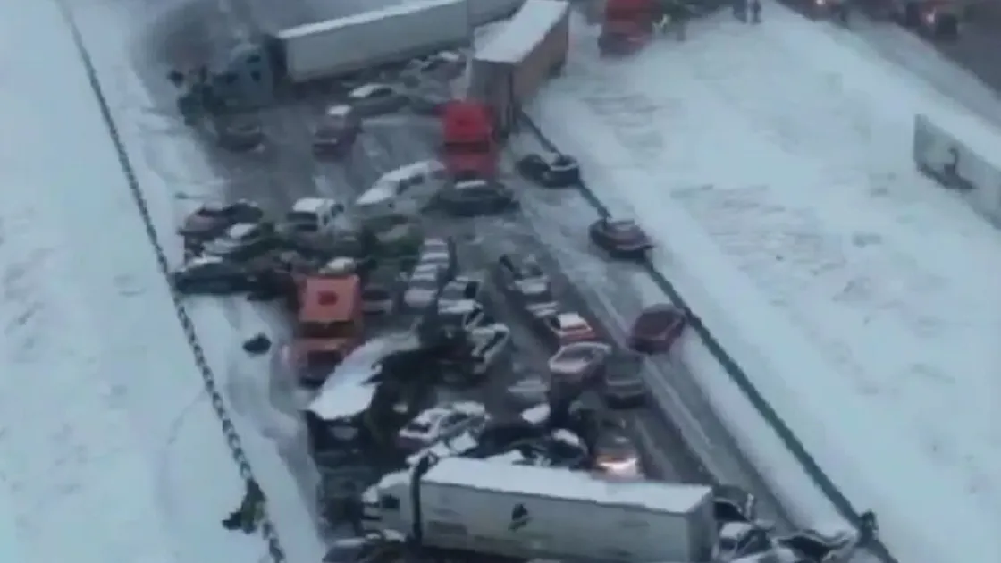 Более 40 машин попали в ДТП из-за снегопада в США