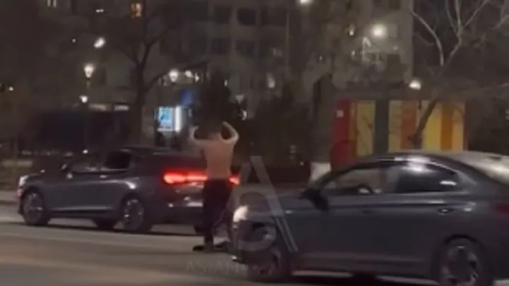 Мужчина раздевался прямо посреди дороги в Астане