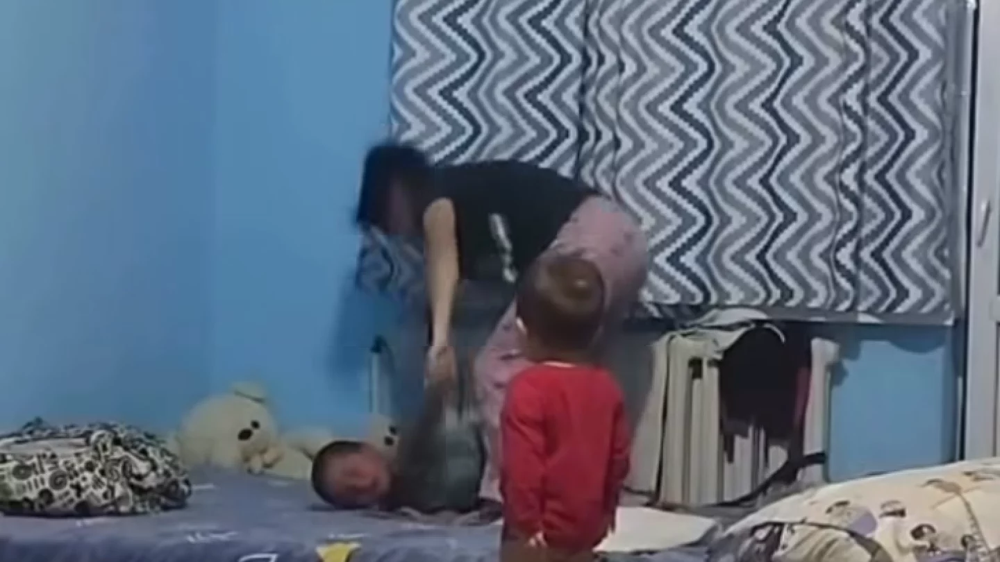 Привязала к батарее и избивала ребенка: мать водворили в ИВС