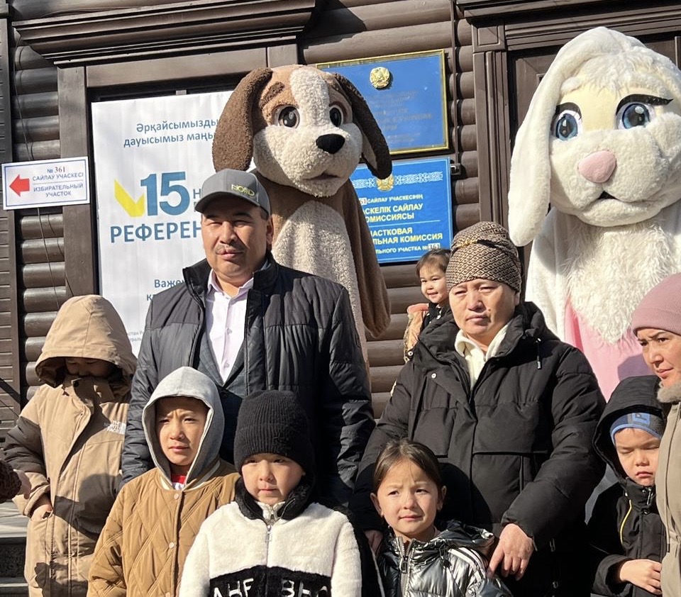 Ростовые куклы и кукольный театр встретили семьи на одном из избирательных участков в Алматы 3 Ростовые куклы и кукольный театр встретили семьи на одном из избирательных участков в Алматы