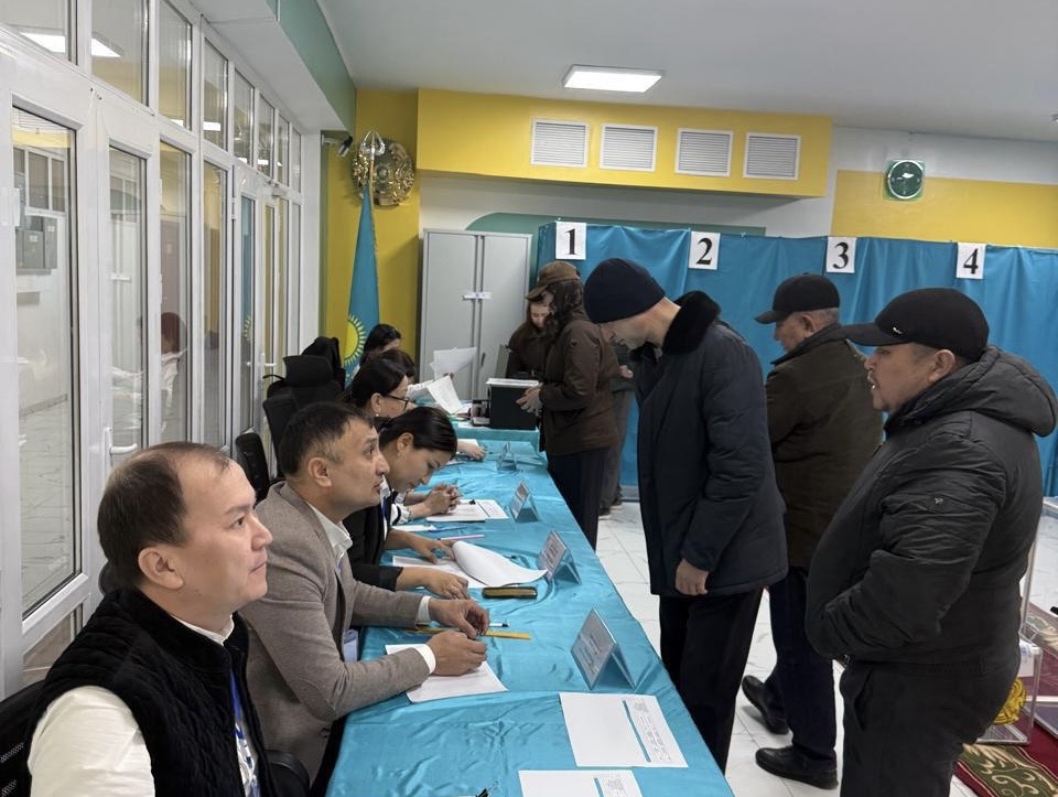 Горожане идут голосовать: на избирательных участках Алматы выстроились очереди 4 Горожане идут голосовать: на избирательных участках Алматы выстроились очереди