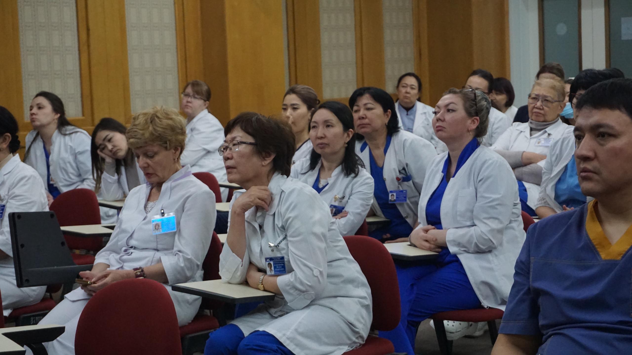 Эксперт из Турции провёл лекции и приём в медцентре Жезказгана