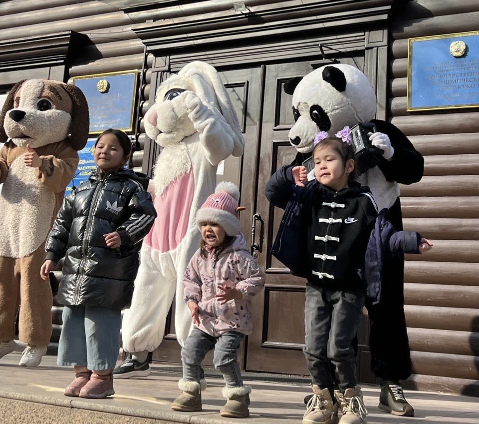 Ростовые куклы и кукольный театр встретили семьи на одном из избирательных участков в Алматы 2 Ростовые куклы и кукольный театр встретили семьи на одном из избирательных участков в Алматы