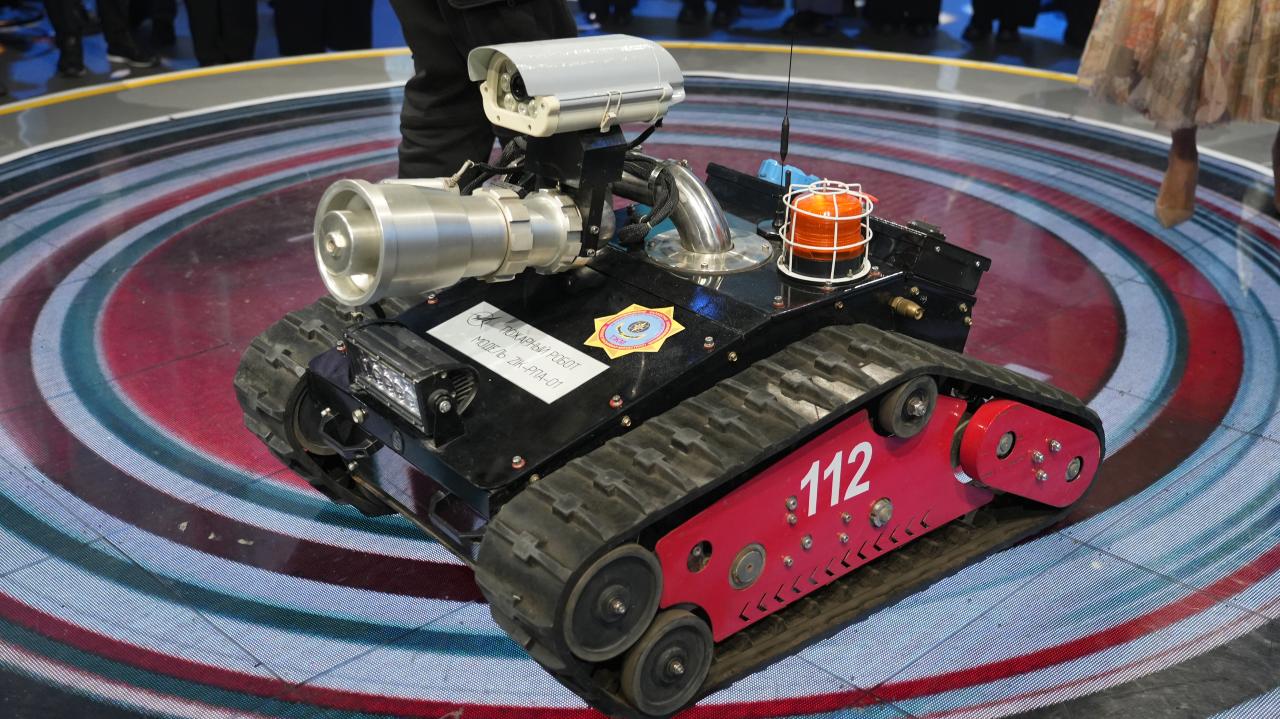 МЧС Казахстана представило инновационного робота-пожарного