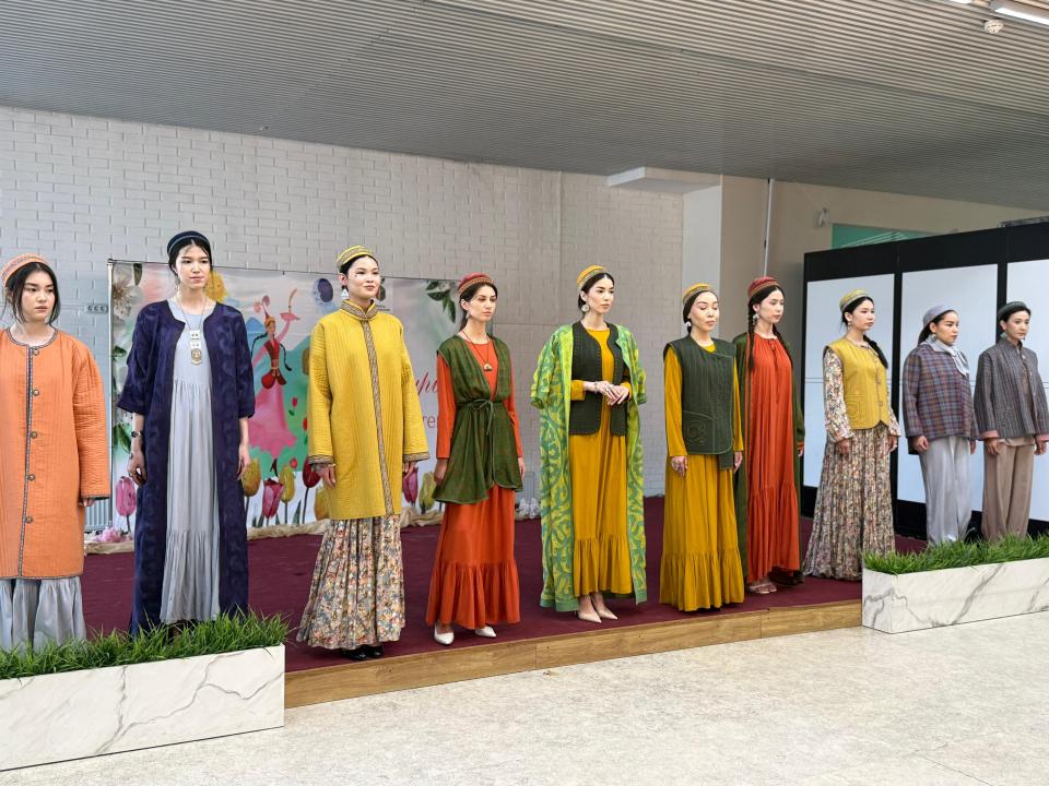 Традиции и стиль: в Алматы состоялись показы ко Дню национальной одежды