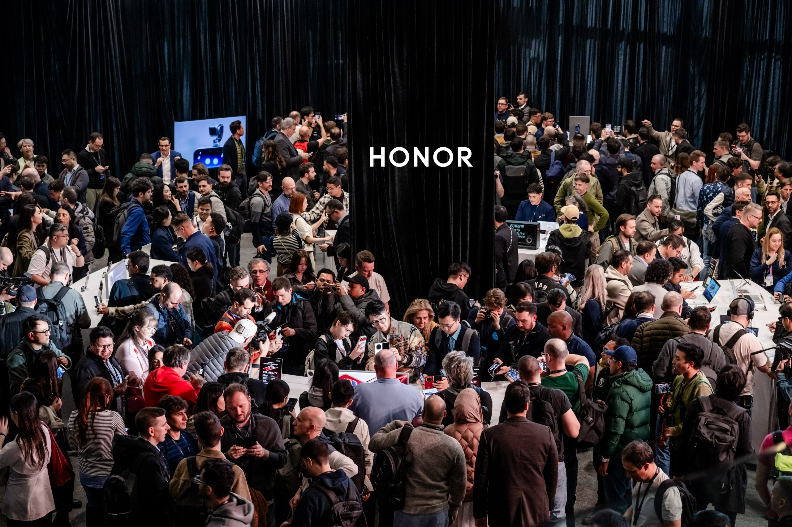 HONOR представила складной флагман и первого гуманоидного робота в Барселоне