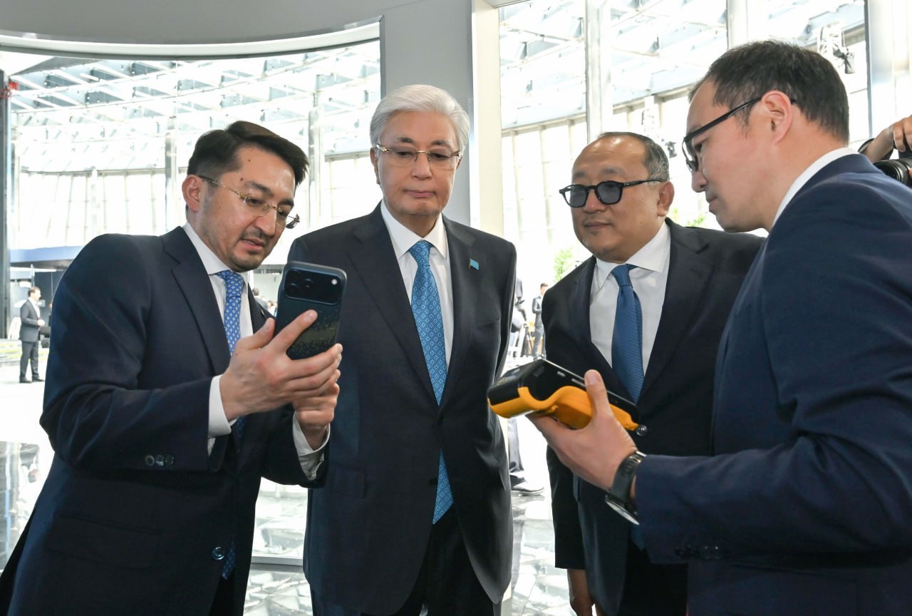 Токаеву представили AI-университет и первый криптоплатеж в Казахстане