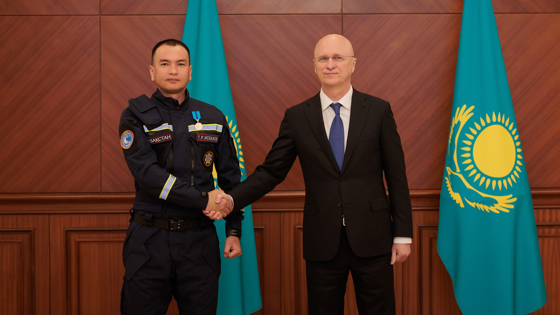 Роман Скляр наградил участников эвакуации казахстанцев с Ближнего Востока