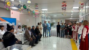 Поток голосующих растет - на избирательные участки прибывает все больше людей