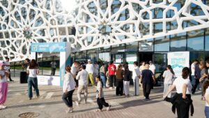 Поток голосующих растет - на избирательные участки прибывает все больше людей