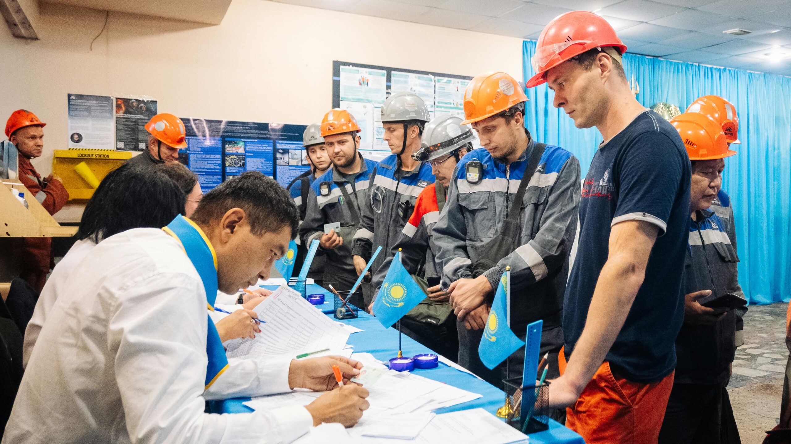 На металлургическом комбинате Qarmet начали работу избирательные участки