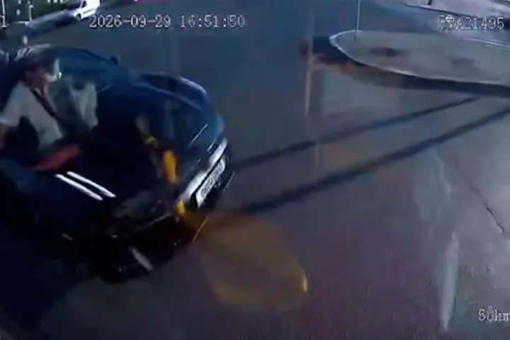 Zeekr и городской автобус после столкновения в Астане